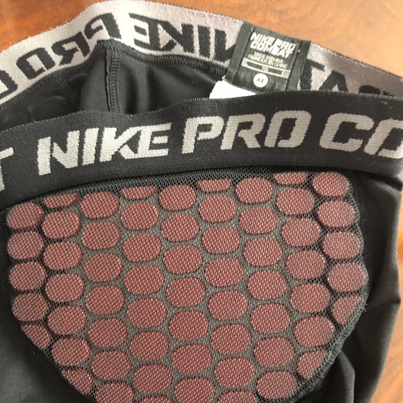 Nike Pro Combat Shorts with 5 pads - Picture 2 of 4